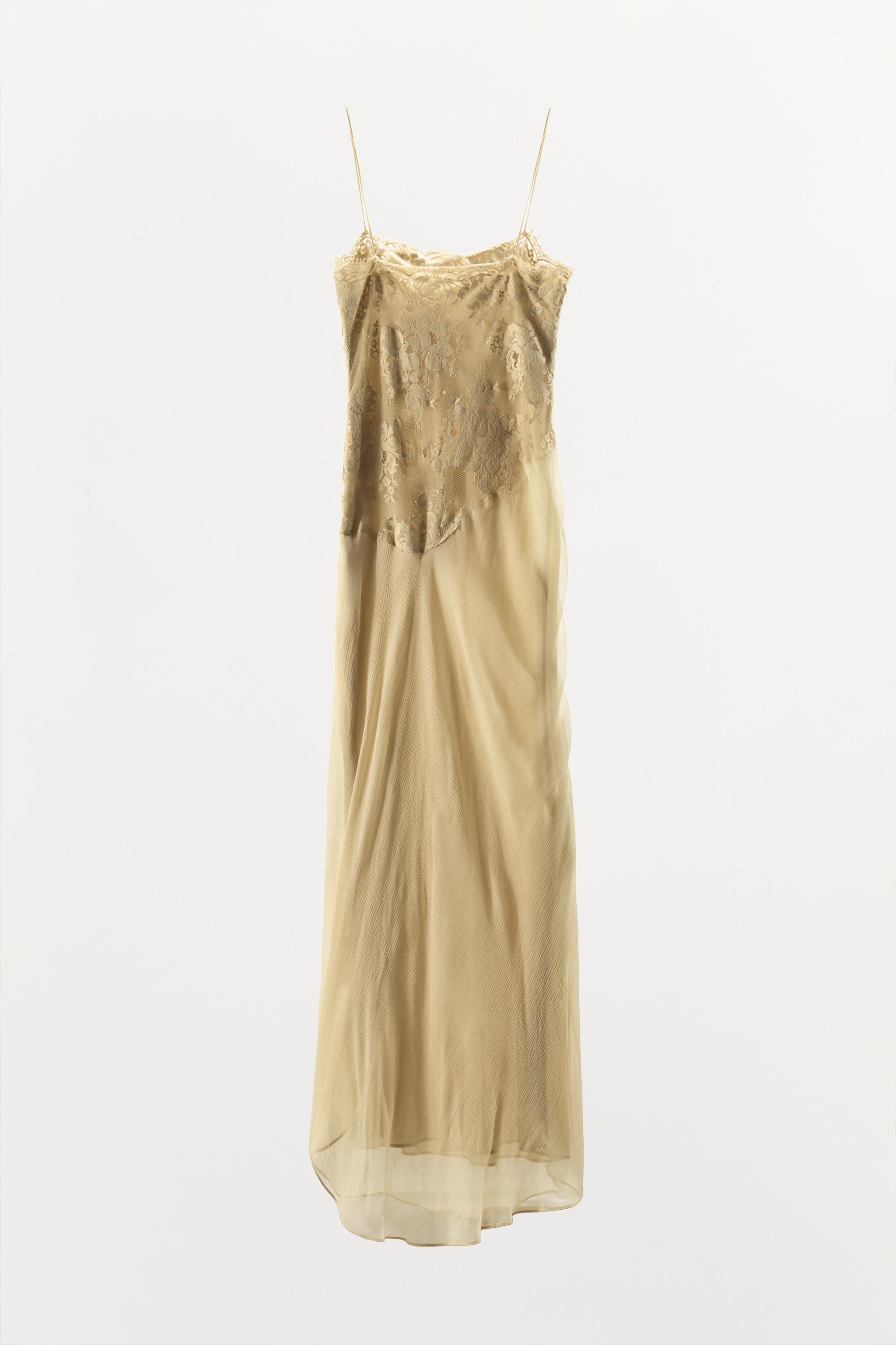 ROBE EN GEORGETTE AVEC DENTELLE RELIEF